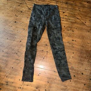 Kancun olive camo slim 25 stretchy ankle pants
